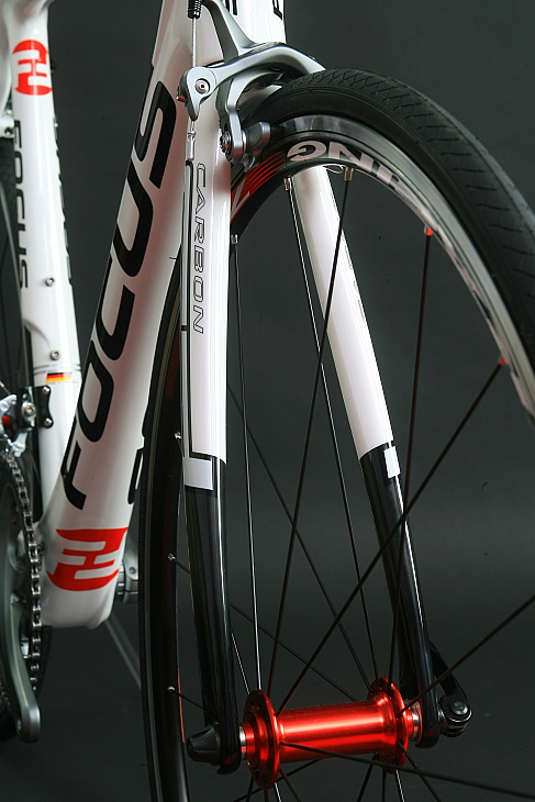 フォーカス IZALCO TEAM REPLICA 流麗な形状で生まれ変わった フォーカス IZALCO TEAM REPLICA 流麗な形状で生まれ変わった